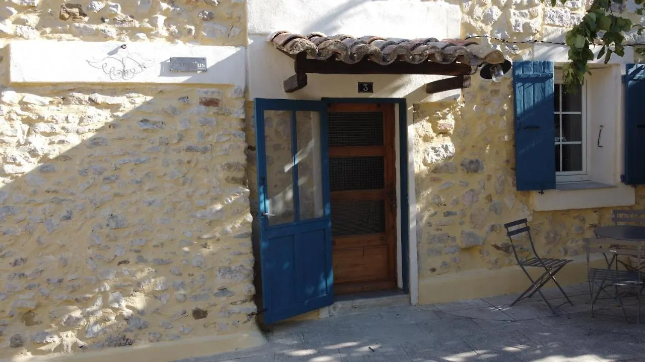 L'angélus, gîte de charme au coeur du vieux village de Sablet 0*,  France