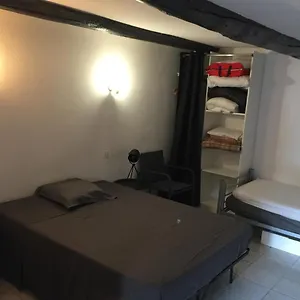 Sur Cour, Rez De Chaussée Appartement